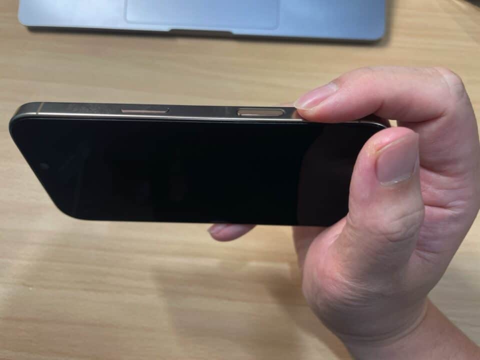 iPhone 16 Pro 相機控制鍵 錯誤握法