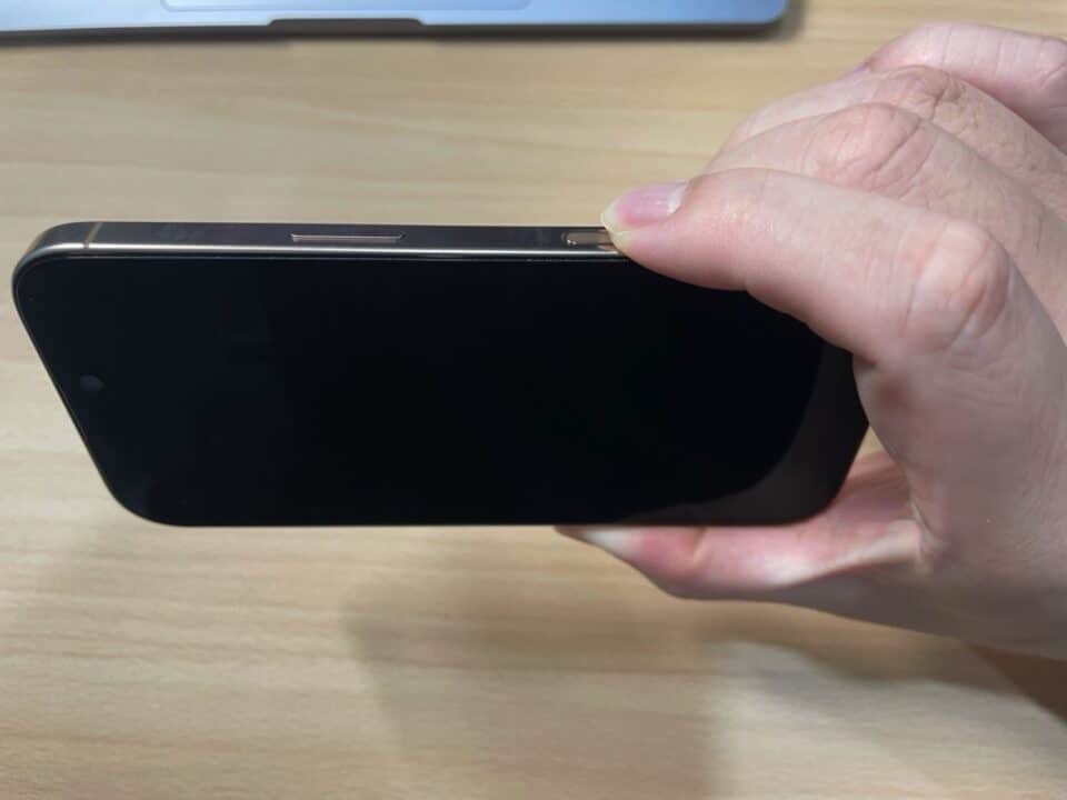iPhone 16 Pro 相機控制鍵 正確握法