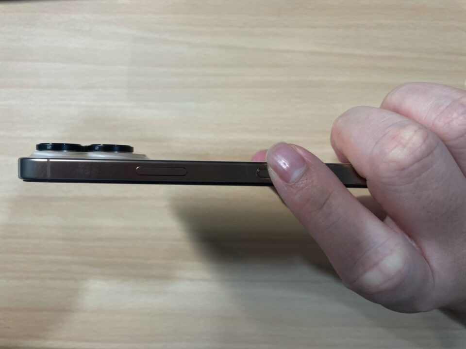 iPhone 16 Pro 相機控制鍵 正確握法